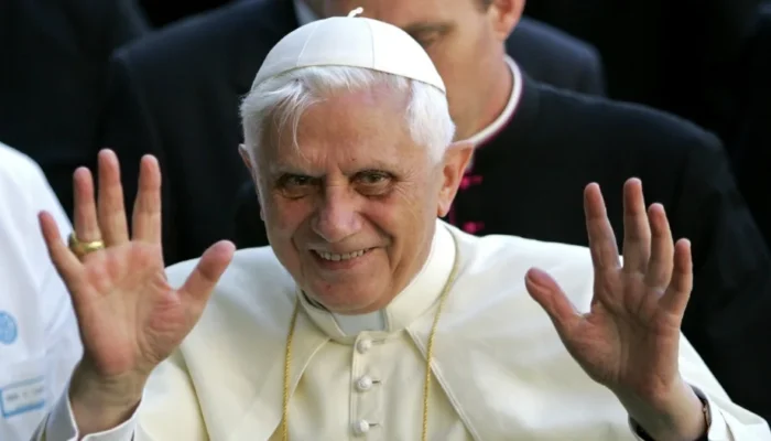 J. Ratzinger: "La locura del egoísmo humano oculta la locura del amor de Dios"
