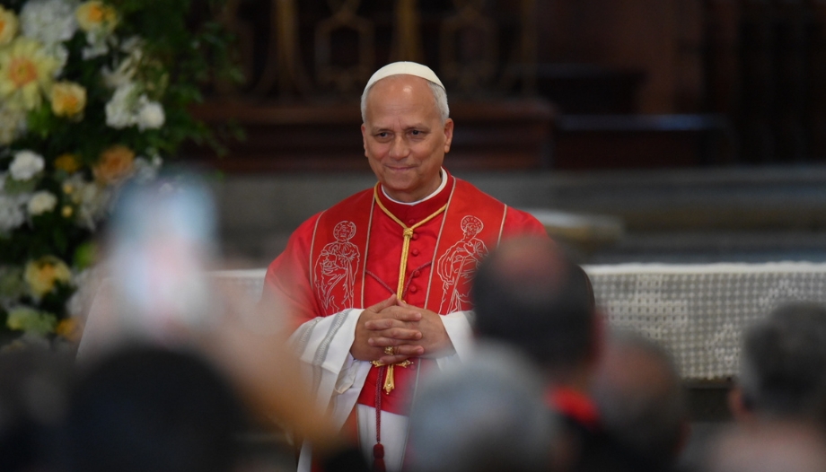 Abrazar la cruz y cultivar una devoción eucarística, pide el Papa en Santa Ana