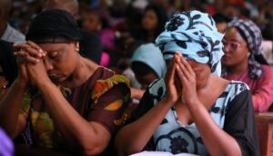 Donne che pregano in Nigeria.