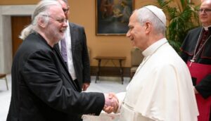 Jon Fosse saluta il Papa.
