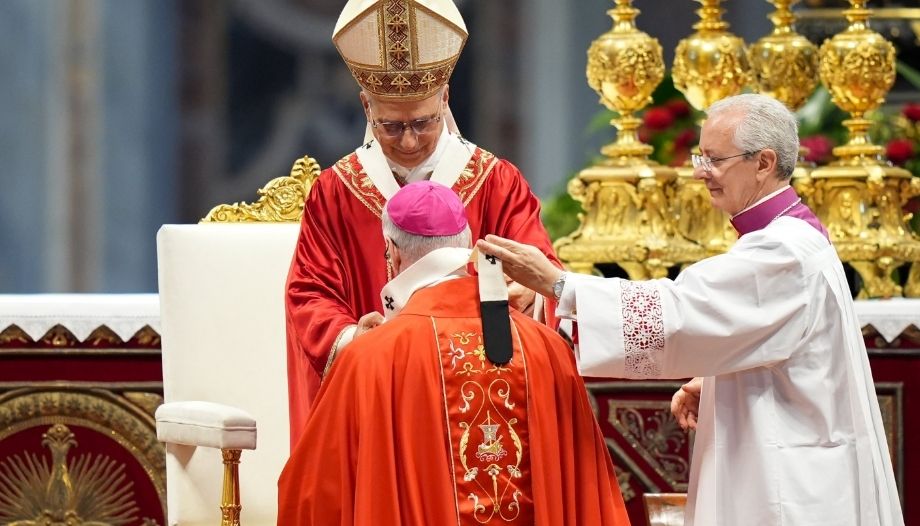 Il Papa lancia un forte appello all'unità durante la cerimonia di imposizione dei pali a San Pietro e San Paolo