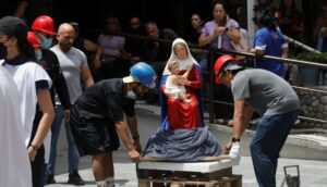 Statua della Vergine Maria con il Bambino, a Caracas.