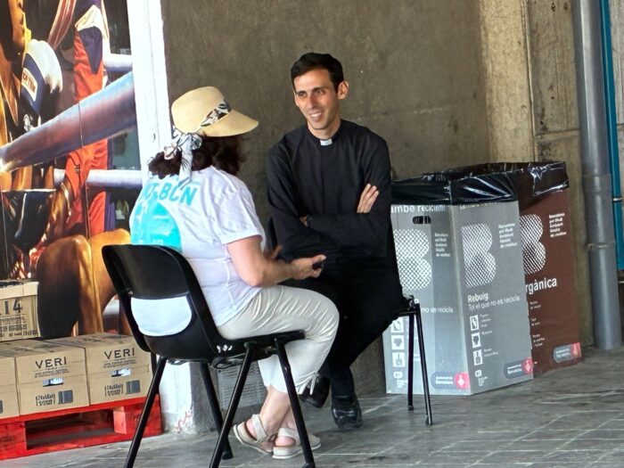 56 sacerdotes confiesan a cientos de fieles durante la previa del encuentro del Papa con los jóvenes en Barcelona