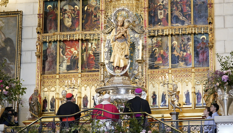 Pope calls for “tearing down walls” to build a new society