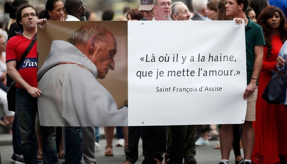Pancarta a la salida del funeral del Padre Hamel. 2016.