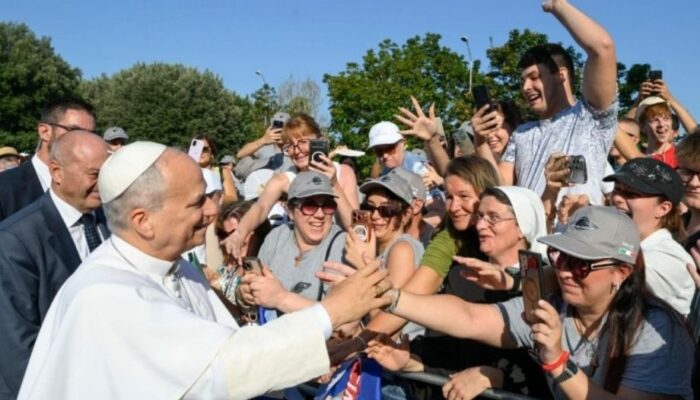 Leone XIV ai giovani ad Assisi: “L’Europa e il mondo cercano in voi nuovi santi”