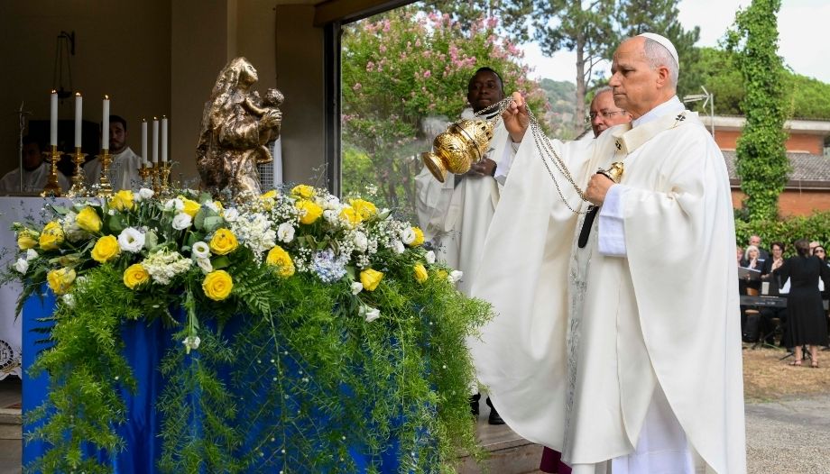El Papa inciensa una estatua de la Virgen Maria en Castel Gandolfo.