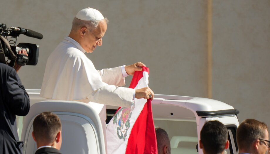 Papa Leone XIV tiene in mano una bandiera peruviana durante l'udienza generale settimanale del 30 luglio 2025.
