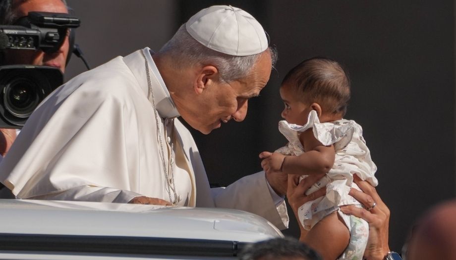 El Papa con un bebé, septiembre 2026