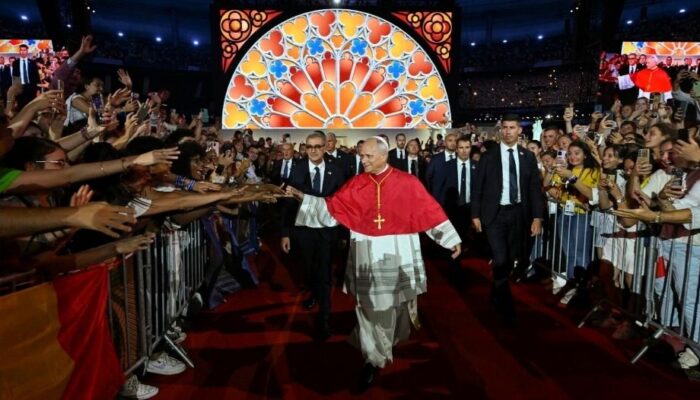 Los santos cambiaron la historia, dijo el Papa a los jóvenes franceses