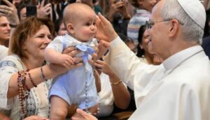 Papa bendice a un bebé.
