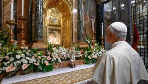 The Pope before an image of Our Lady of Good Counsel.