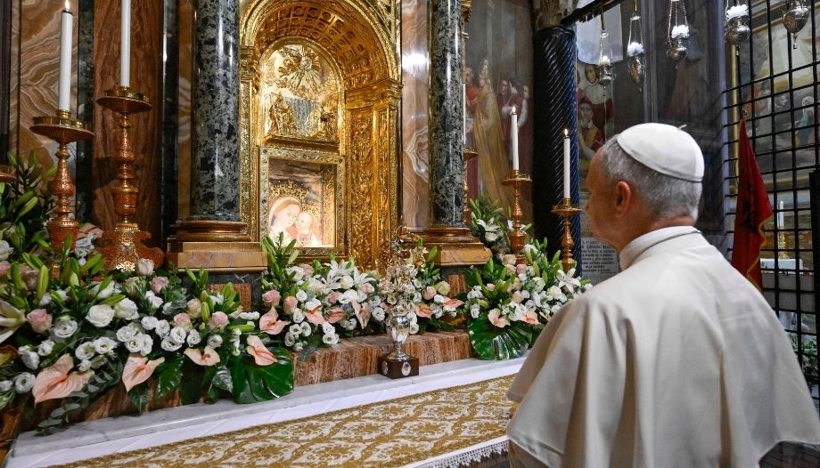 Papa ante imagen de Nuestra Señora del Buen Consejo.