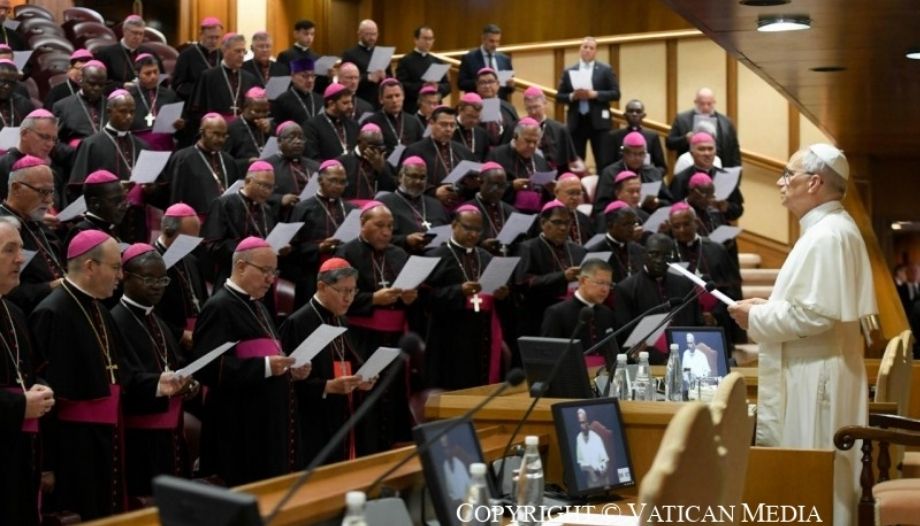 El Papa con los nuevos Obispos en el Vaticano.