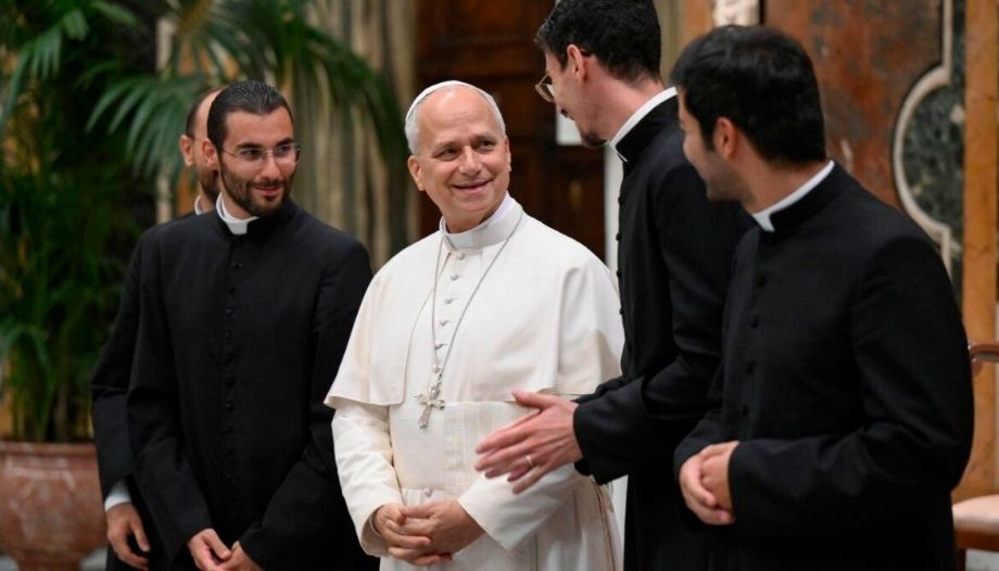 Papa con seminaristas.