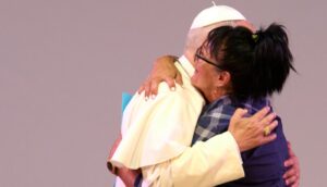 Presidiaria Montse abraza al Papa
