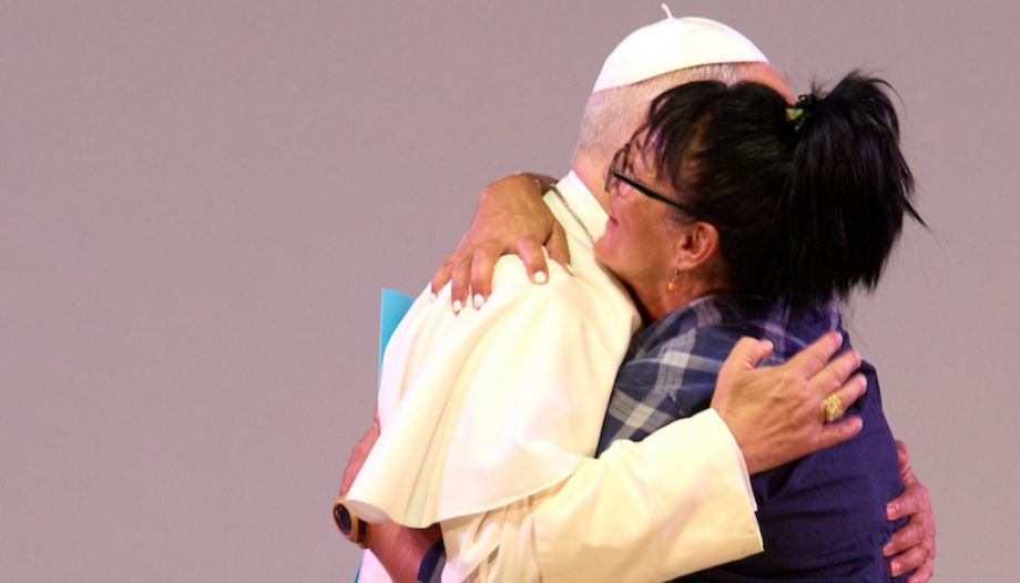 Presidiaria Montse abraza al Papa