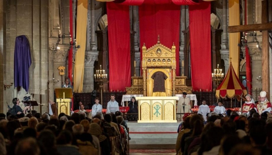 Fieles ante la Túnica Sagrada de Argenteuil, Francia.