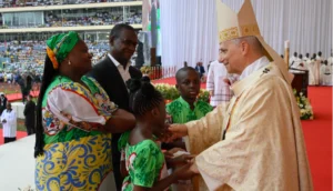 El Papa con una familia africana.