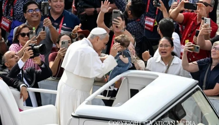 Papa Audiencia con niño.