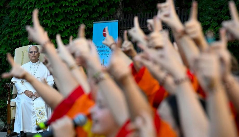 El Papa y cientos de niños rezan el Rosario por la paz.