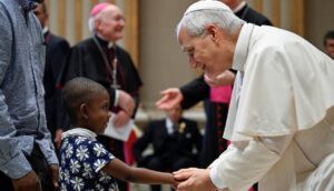 Papa saluda a niña negra.