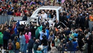 El Papa bendice a un bebé en la Plaza de San Pedro.