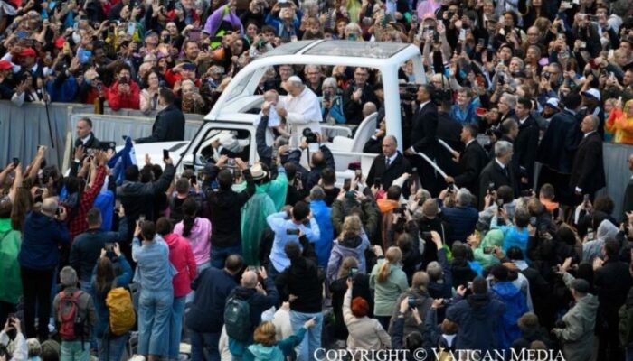 El Papa agradece las oraciones, y pide a los políticos apoyo a la familia