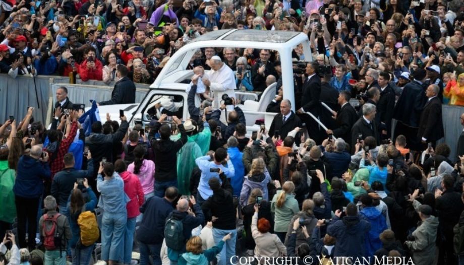 El Papa agradece las oraciones, y pide a los políticos apoyo a la familia